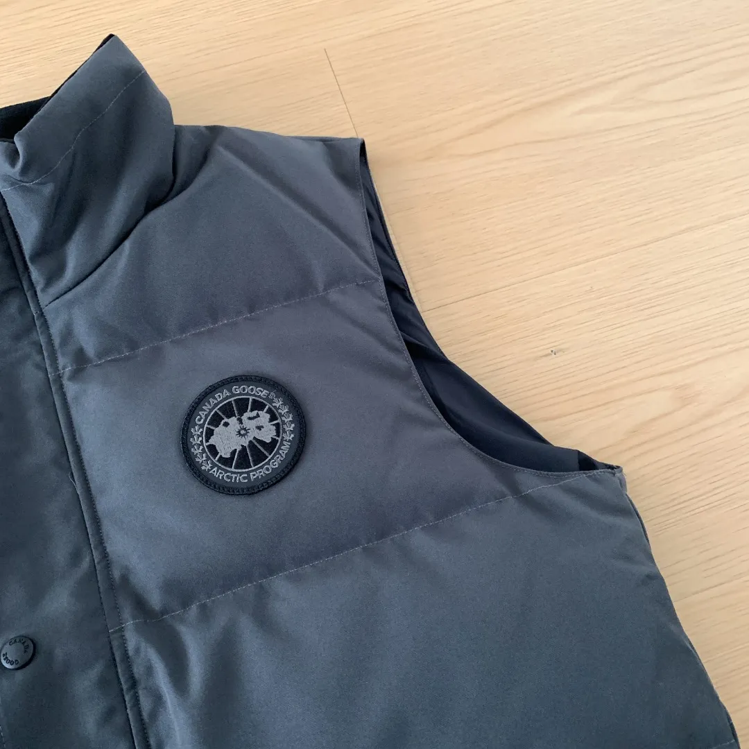 Style number: Y 138 𝑪𝒂𝒏𝒂𝒅𝒂 𝑮𝒐𝒐𝒔𝒆Canada Goose counter level! Canadagoose/Canada Goose New Arrival "2078APPSeries" down vest for men and women Material list: 1⃣ Original custom-made double plain 9500-100% nylon nylon fabric 2⃣ Original YKK zipper, non-sub-factory product 3⃣ National standard 80% white duck down from Guangzhou Inspection, (zp uses 80% white duck down/any boasts of 90% are fake) Material analysis characteristics: 1⃣ Original factory/9500-100% nylon 100% nylon Lurex yarn is actually 100% nylon, which is rarely pure now. Most of them are mixed with cotton thread or polyester. Our top original version is developed in accordance with ZP and uses the same material. 2⃣ As we all know, the original version uses 80% white duck down. The fill power refers to the cubic inches of volume occupied by each ounce (30 grams) of down under certain conditions. If the space occupied by one ounce of down is cubic inches, the fill power of the down is called . So we can simply understand it as: fill power is the volume of down, and the volume of down is fill power. The higher the fill power of down, it means that under the same filling amount, down can fix a larger volume of air layer to keep warm and insulate, so the warmth retention of down is better. Size:XS-2XL Color: Navy Blue Beige Gray Black Red Label Black Black Label